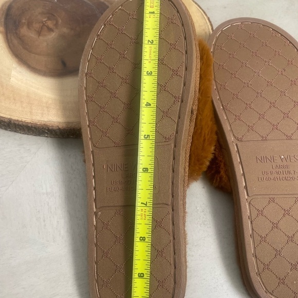 Nine West Fuzzy Slippers EUC size Large - Picture 4 of 7